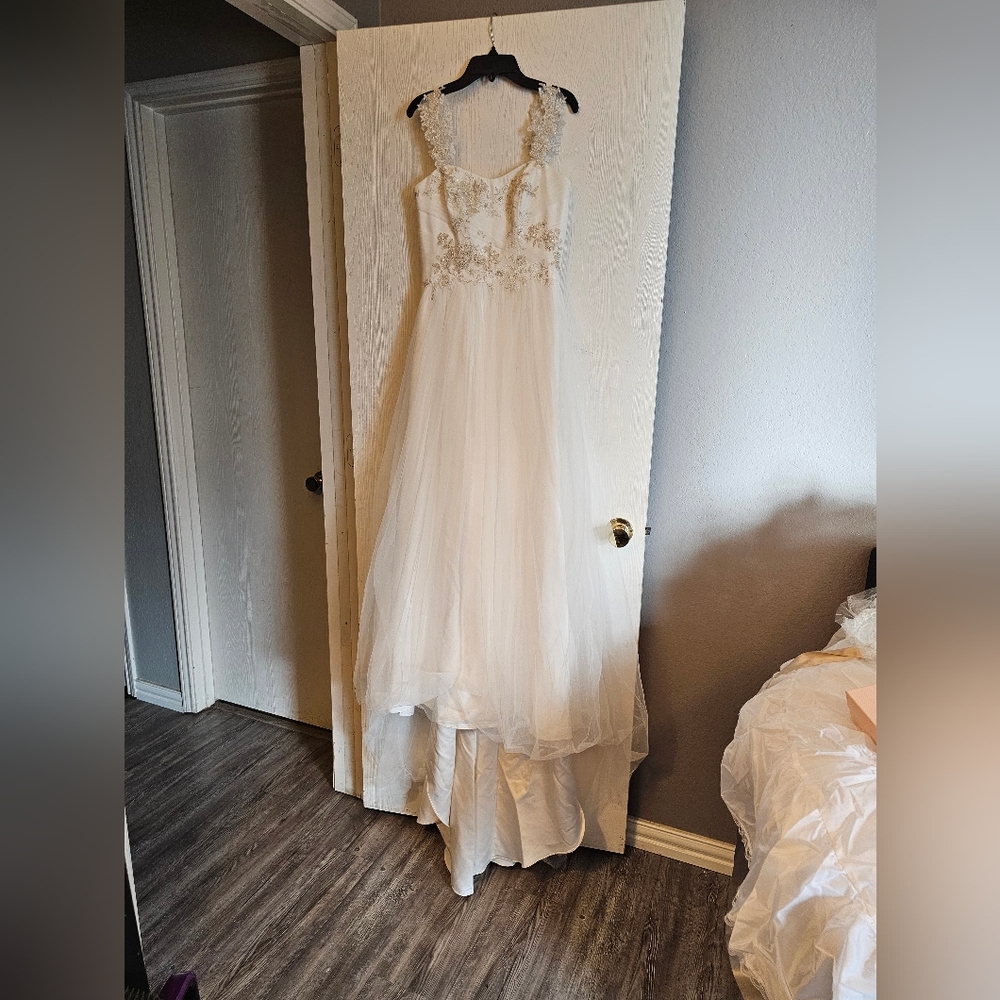 Elegant Ivory Wedding Dress